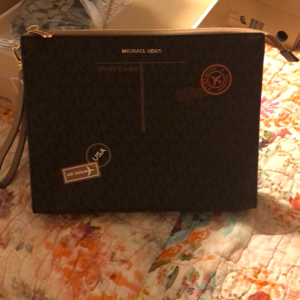 ☀️Michael Kors wristlet